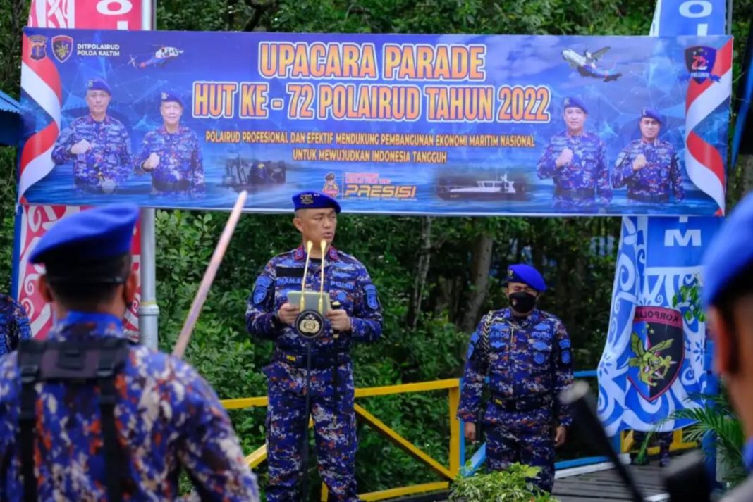 Kapolda Kaltim Irjen Pol Drs Imam Sugianto MSi bertindak sebagai inspektur upacara pada upacara HUT ke 72 Polairud Tahun 2022 yang bertempat di Mako Dit Polairud, Senin (5/12/2022).