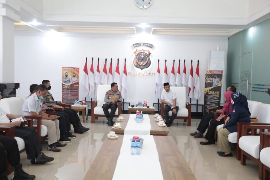 Kapolda Sumut Irjen Pol RZ Putra Panca Simanjuntak terima audiensi Ketua KPU Provinsi Sumut Herdensi Adenin SSos MSP beserta Komisioner KPU lainnya di Polda Sumut, Selasa (6/12/2022).