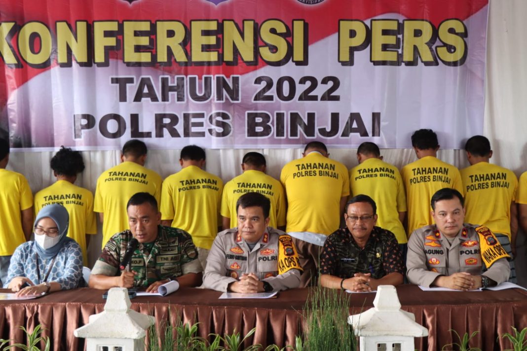 Kapolres Binjai AKBP Ferio Sano Ginting SIK MH melaksanakan konfrensi press bersama instansi terkait pada akhir tahun 2022 di Mapolres Binjai, Jalan Sultan Hasanuddin, Nomor 1 Kota Binjai.