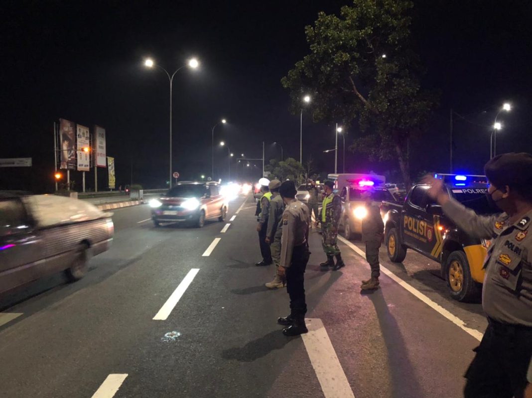 Petugas menggelar patroli gabungan di Titi Penceng Jalan Proklamasi Kecamatan Stabat, Kabupaten Langkat.