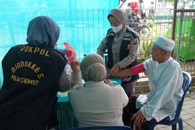 Tim medis menggelar pengobatan gratis bagi jamaah di Desa Besilam, Kecamatan Padang Tualang, Kabupaten Langkat.