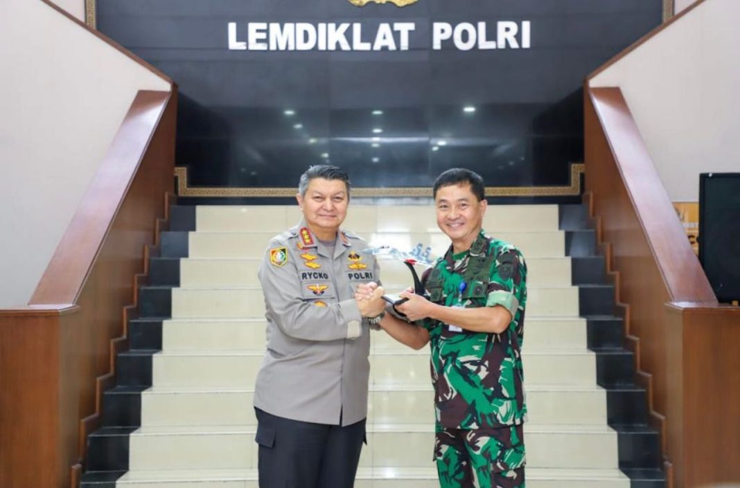 Kalemdiklat Polri Komjen Pol Prof Dr H Rycko Amelza Dahniel MSi dan Aspers Kasau Marsda TNI Elianto Susetio SIP MSi di Lemdiklat Polri, Ciputat, Jakarta Selatan.