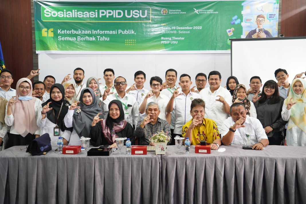 USU menyelenggarakan Sosialisasi Pejabat Pengelola Informasi dan Dokumentasi (PPID) USU dengan tajuk “Keterbukaan Informasi Publik, Semua Berhak tahu”, dan pesertanya foto bersama di USU.