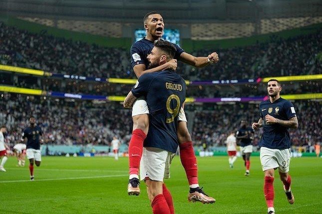 Selebrasi Olivier Giroud dan Kylian Mbappe usai cetak gol di laga Perancis vs Polandia, Piala Dunia 2022.