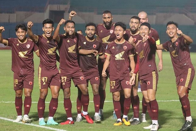 Skuat PSM Makassar merayakan gol Kenzo Nambu ke gawang PSIS Semarang.