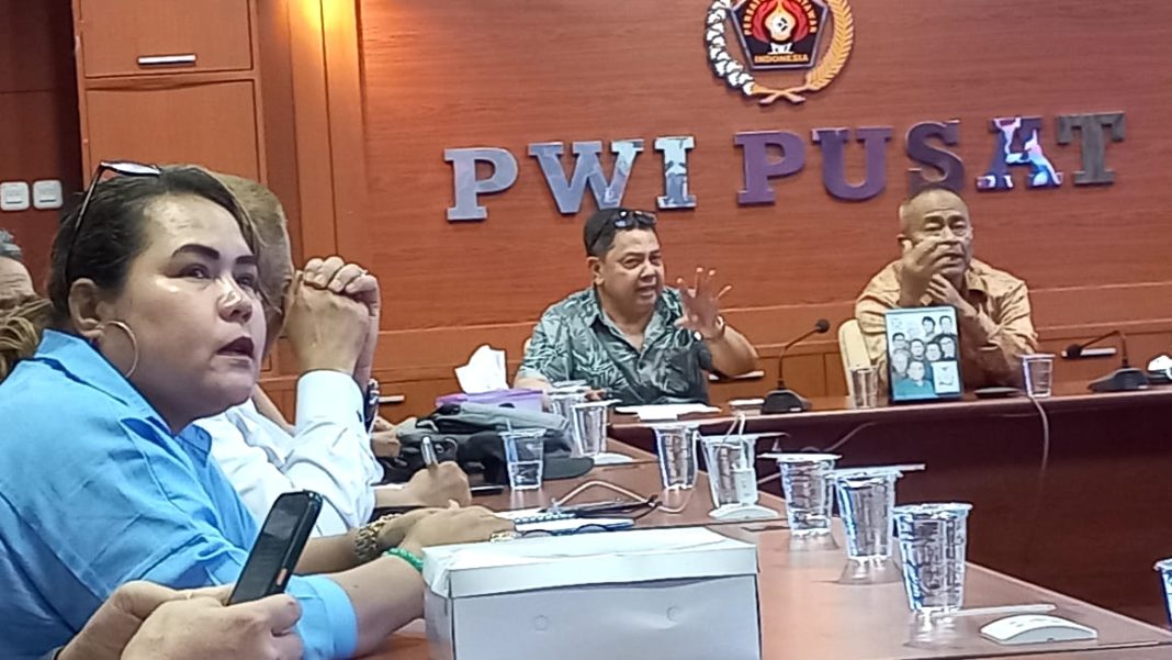 Ketua HPN H Mirza Zulhadi dan Ketua PWI Pusat Atal Depari menjelaskan HPN 2023.