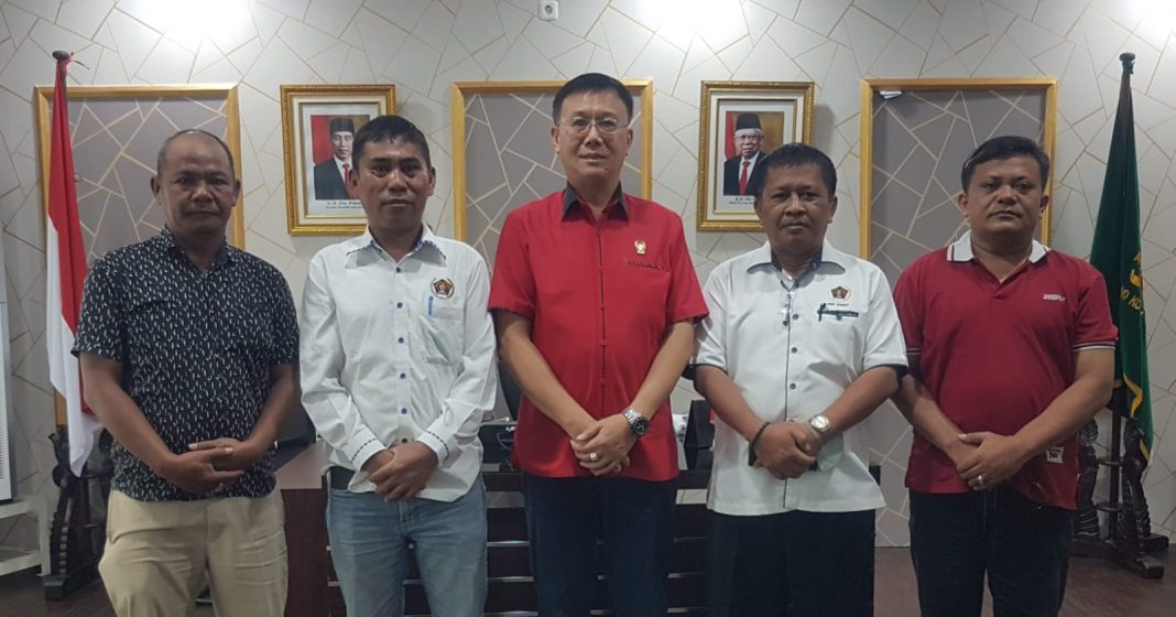 Ketua DPRD Medan Hasyim foto bersama dengan Ketua Panitia Natal PWI Sumut Drs Proklamasi Naibaho, Sekretaris Maju Manalu, Anton Siahaan SE dan Humas Danres Saragih di DPRD Medan.