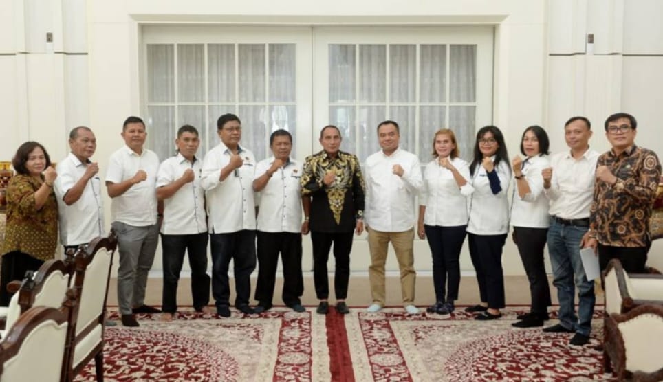 Panitia perayaan Natal PWI Sumut yang melakukan audensi dan foto bersama dengan Gubernur Sumut Edy Rahmayadi di Rumah Dinas Gubernur.