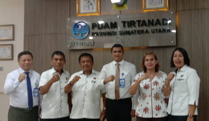 Panitia Natal PWI Sumut 2022 diabadikan bersama Dirut Perumda Tirtanadi, Kabir Bedi dan Kepala Sekper Jamal Usman,usai beraudiensi, Senin (5/12/2022).