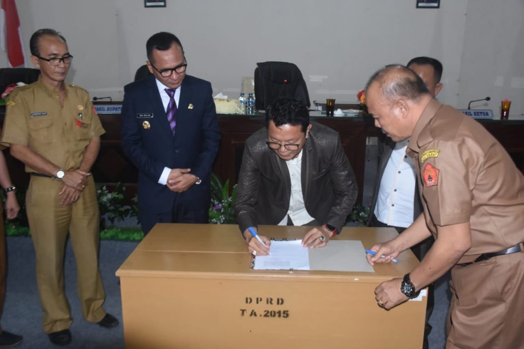 Pemkab Nias Barat dan DPRD Nias Barat menyetujui Ranperda tentang perlindungan LP2B menjadi Perda. Persetujuan bersama terhadap Ranperda tersebut dilaksanakan dalam Rapat Paripurna yang dipimpin Ketua DPRD Nias Barat Drs Evolut Zebua.