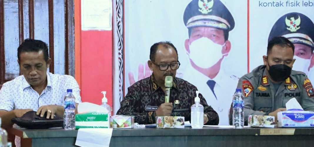 Wakil Bupati Simalungun Zonny Waldi memimpin rapat anev situasi perkembangan Covid-19, di Jalan Asahan Km 6, Kecamatan Siantar, Kabupaten Simalungun.