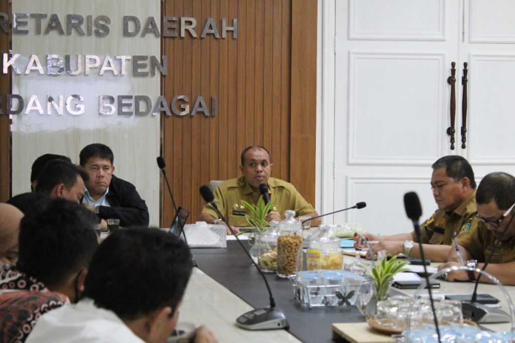 Sekda Sergai HM Faisal Hasrimy AP MAP mengikuti rapat internal dengan Tim BPK RI, bertempat di ruang kerjanya, Kompleks Kantor Bupati Sergai, Sei Rampah.