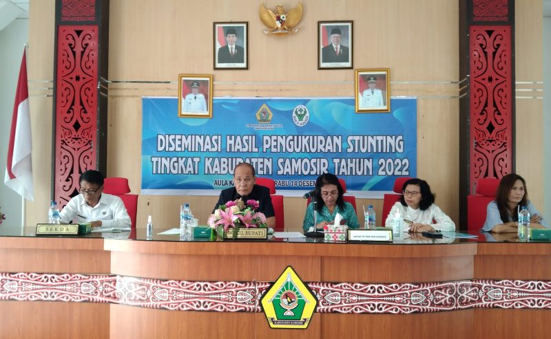 Wakil Bupati Samosir Martua Sitanggang didampingi Plh Sekda Samosir Tunggul Sinaga, Kadis Kesehatan Samosir dr Dina Hutapea dan Ketua TP PKK Kabupaten Samosir Ny Harta R Martua Sitanggang, membuka rapat diseminasi hasil pengukuran stunting tingkat Kabupaten Samosir, di Aula Kantor Bupati Samosir.