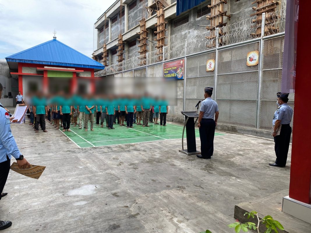 Kepala Lapas Kelas IIA Pancurbatu Haposan Silalahi memimpin upacara pemberian remisi kepada WBP.