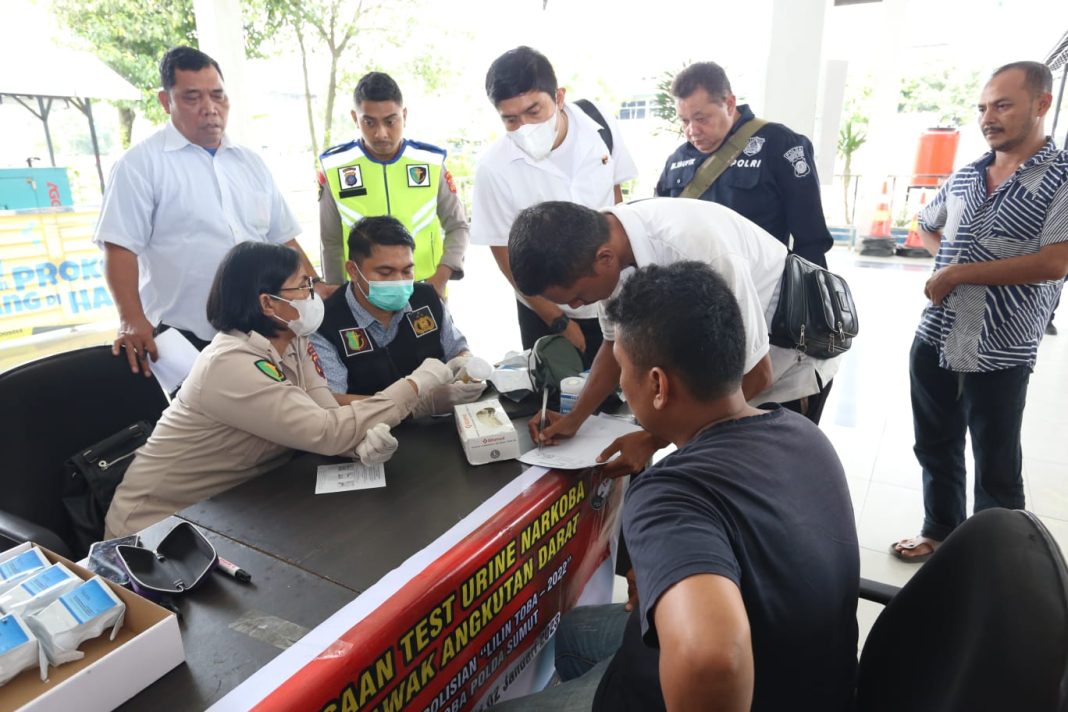 Personel Direktorat Reserse Narkoba Polda Sumut tes urine supir AKAP di Terminal Pinang Baris Medan.