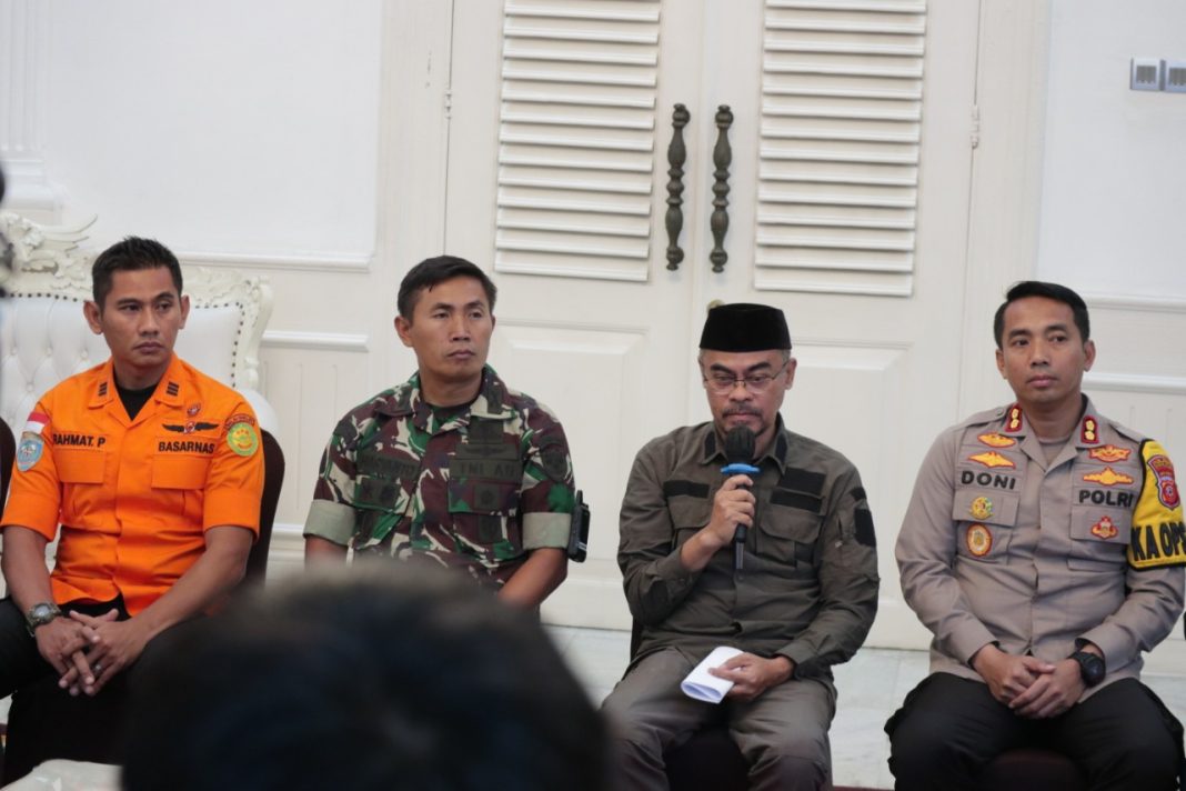 Sekda Kabupaten Cianjur Cecep S Alamsyah didampingi lainnya saat konferensi pers update penanganan gempa bumi Cianjur.