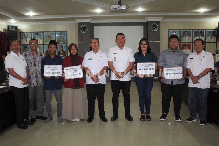 Wakil Wali Kota Pantas Maruba Lumban Tobing foto bersama dengan lainnya usai memberikan beasiswa pada 60 orang mahasiswa kurang mampu yang berprestasi yang dilaksanakan di Aula Nusantara I Kantor Wali Kota Sibolga.