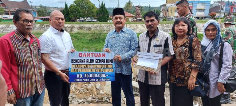 Kadis Sosial Sibolga Haslan Efendi SSos MM bersama tim menyerahkan bantuan tersebut sebesar Rp75.000.000 yang diterima langsung oleh Bupati Taput Drs Nikson Nababan MSi, Kadis Sosial Bahal Simanjuntak MPd, juga Kepala BPBD dan Kabag Perekonomian Kabupaten Taput, Jumat (9/12/2022).