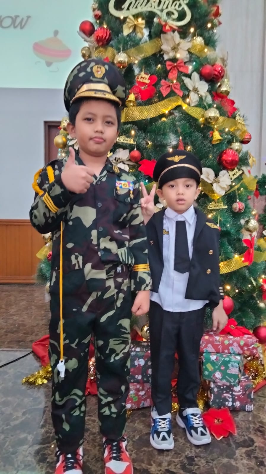 Anak KA/KR GBKP Setia Budi lainnya yakni Shimada Carmelo Bukit dan Dominick Radelo Arganta Bukit foto bersama usai kebaktian Natal di GBKP Setia Budi Medan.