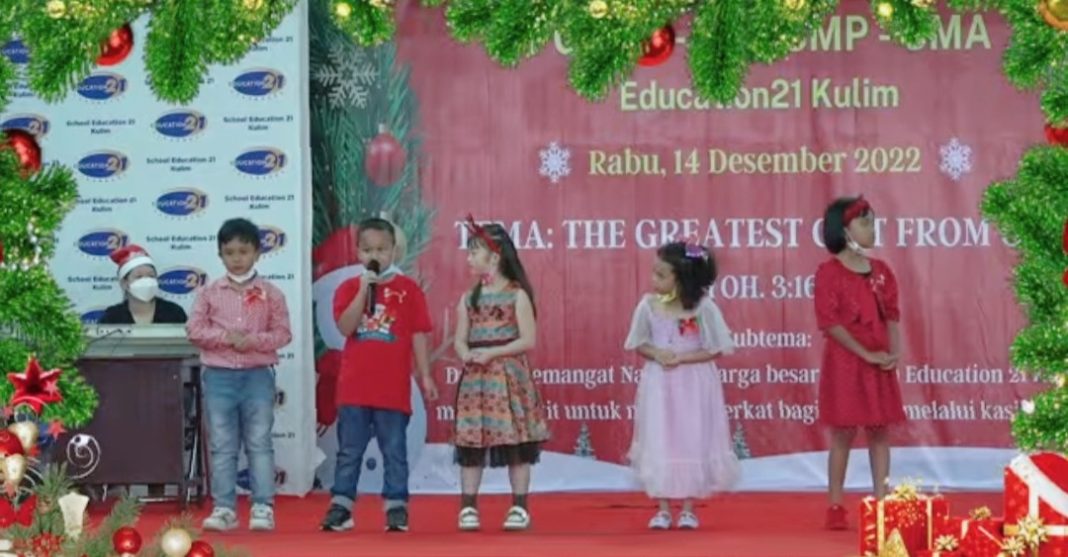 Gilbert Sianipar, siswa Kelas 1 SD Education membacakan liturgi Penciptaan pada Natal Sekolah Education 21 Pekanbaru.