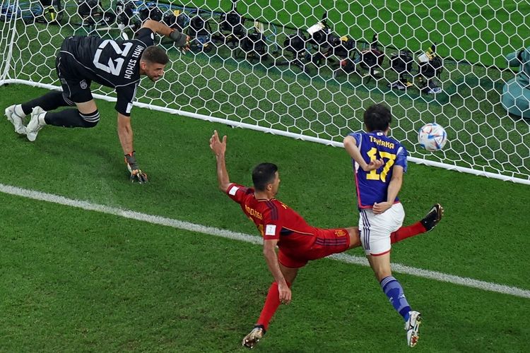 Gelandang Jepang Ao Tanaka (kanan) mencetak gol kedua timnya pada laga Grup E Piala Dunia 2022 Qatar antara Jepang vs Spanyol di Stadion Internasional Khalifa di Doha.