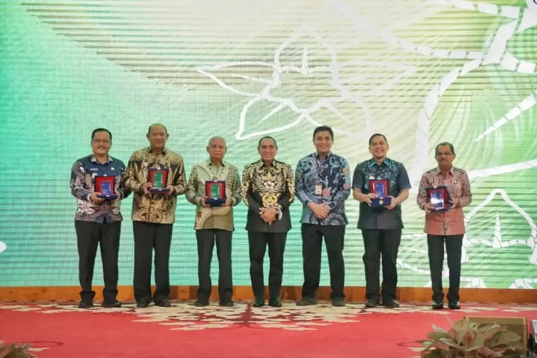 Bupati Asahan H Surya BSc foto bersama dengan Gubernur Sumut Edy Rahmayadi dan lainnya usai mengikuti kegiatan penyerahan DIPA dan TKD TA 2023 di Aula Tengku Rizal Nurdin Medan.