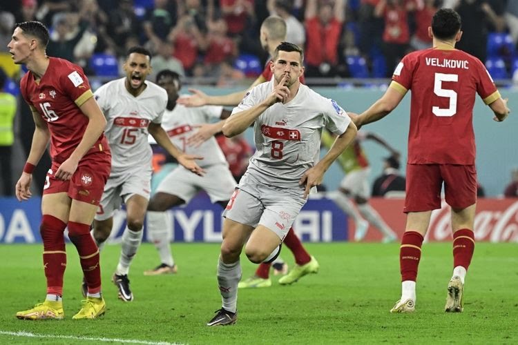 Gelandang Swiss Remo Freuler (tengah) merayakan gol ketiga timnya ke gawang Serbia pada laga ketiga Grup G Piala Dunia 2022 di Stadion 974, Doha, Qatar.