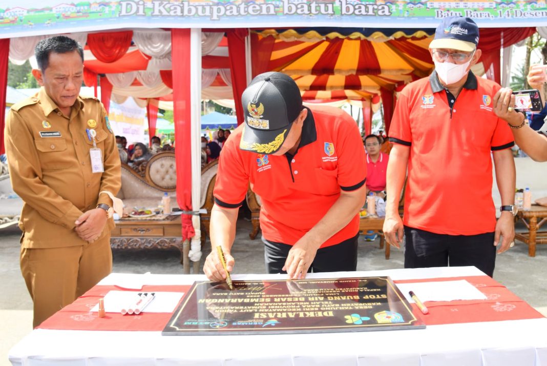 Bupati Batubara Ir H Zahir MAP menandatangani prasasti saat kegiatan peringatan HKN ke-58 tahun 2022 yang digelar Dinas Kesehatan Pengendalian Penduduk dan Keluarga Berencana (P2KB) Batubara di halaman RSUD Batu Bara, Desa Kwala Gunung, Kecamatan Datuk Lima Puluh.