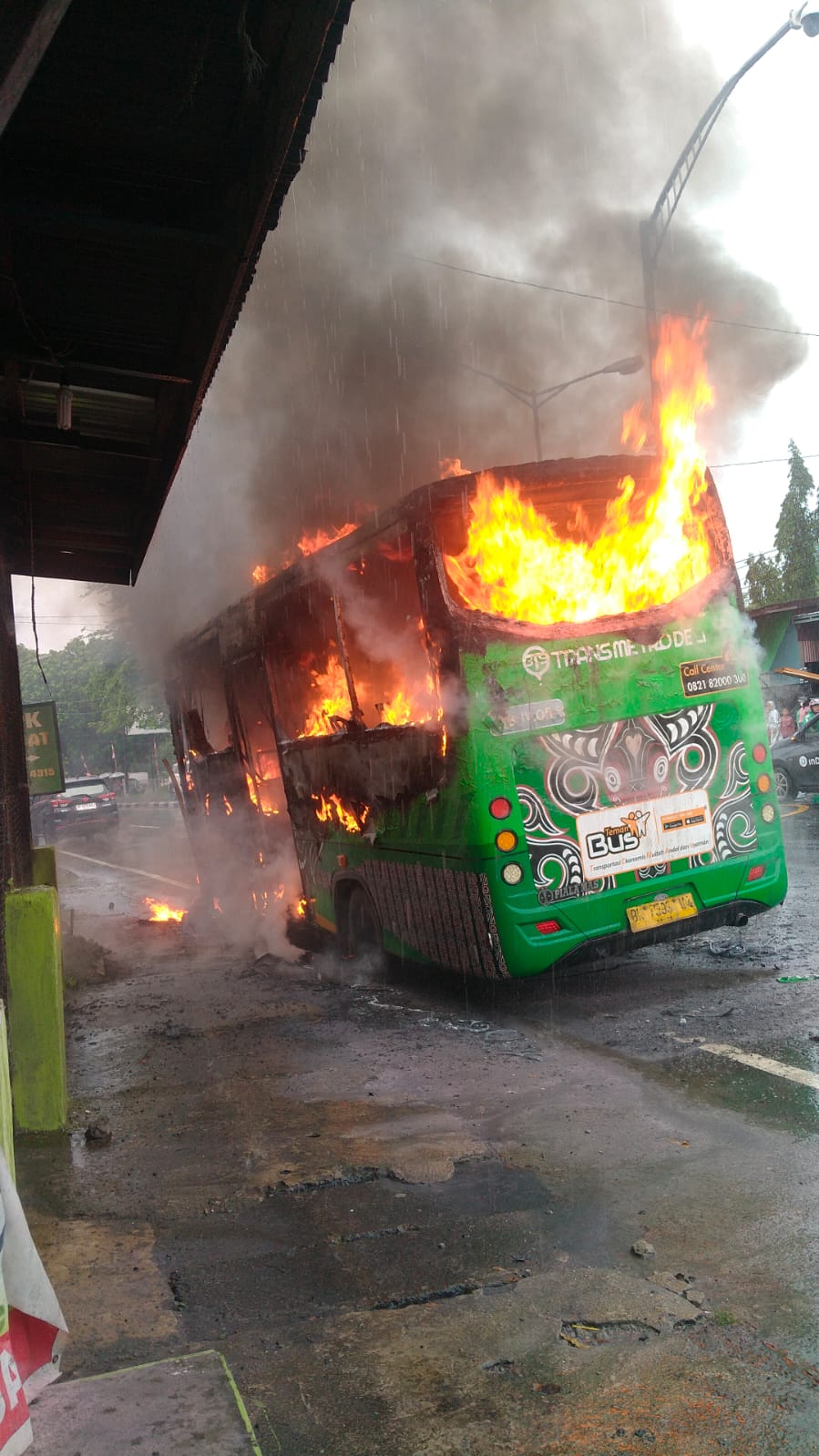 Satu unit Bus Trans Metro Deli terbakar ketika melintas di Jalan Jamin Ginting, Medan Tuntungan, atau tepatnya di lampu merah simpang RSUP H Adam Malik, Kamis (8/12/2022).