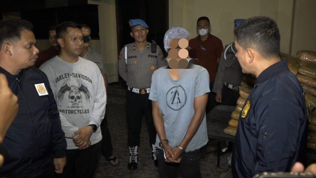 Kapolrestabes Medan Kombes Pol Valentino Alfa Tatareda SH SIK menginterogasi kurir 1,3 ton ganja berinisial AM lokasi penangkapan di Jalan Jamin Ginting Medan/Simpang Pos.