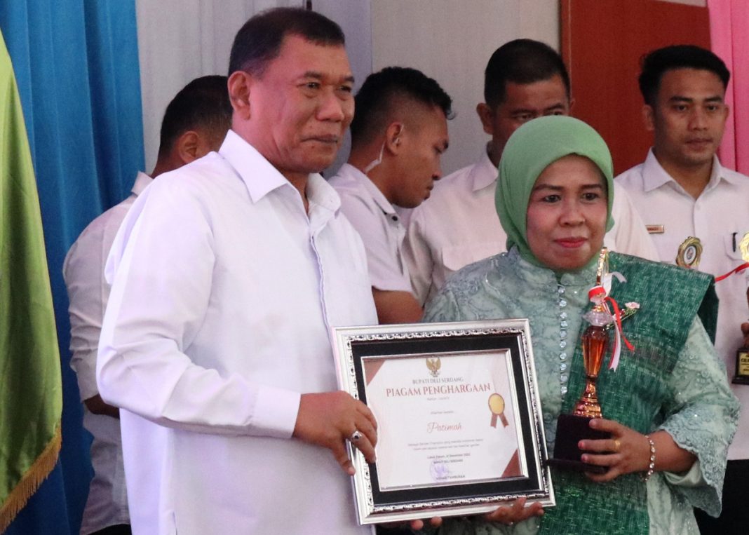 Patimah menerima penghargaan Gender Champion 2022 dari Bupati Deliserdang H Ashari Tambunan di Lubukpakam.