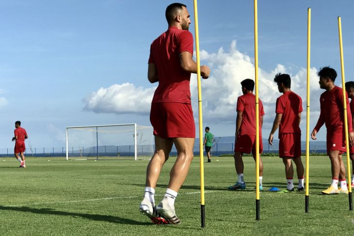 Pemain Timnas Sepak Bola Senior Ilija Spasojevic berlari melewati rintangan pada sesi pemusatan latihan timnas senior di Training Ground Bali United, Pantai Purnama, Gianyar, Bali, Rabu (7/12/2022).