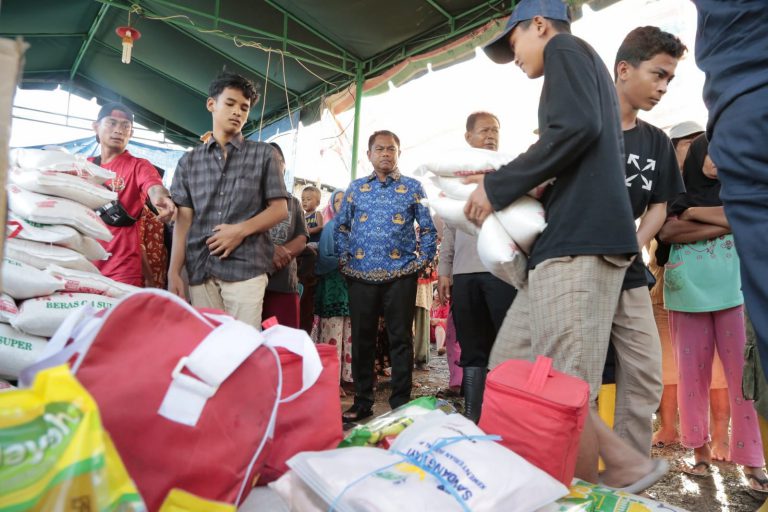 Bupati Sergai H Darma Wijaya saat meninjau posko korban banjir yang didirikan di Dusun II, Desa Pekan Tanjung Beringin, Kecamatan Tanjung Beringin.