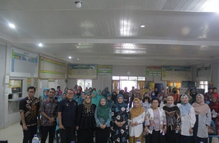 Para peserta foto bersama pihak kelurahan dan kecamatan, Ketua Pusat Studi Gender dan Anak UMSU, Kepala Gizi Puskesmas Pulo Brayan dan Ketua Program Pengabdian Kepada Masyarakat terintegrasi MBKM, Dosen Gizi FK UMSU.