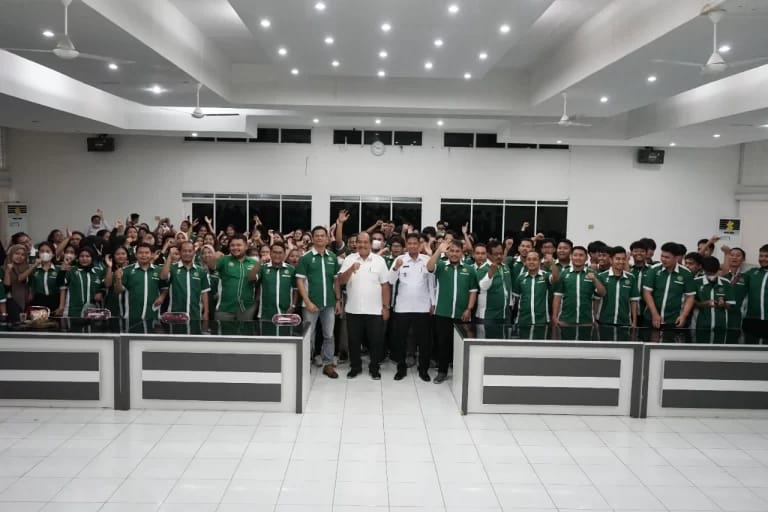 Wakil Bupati Asahan Taufik Zainal Abidin Siregar SSos MSi foto bersama dengan Ketua Pengelola KNNT USU Dr Zulfan Lubis disela-sela melepas 126 mahasiswa ke USU, di Aula Melati, Kantor Bupati Asahan.