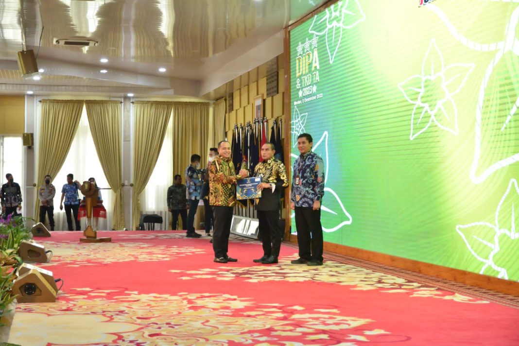 Bupati Batubara Ir H Zahir MAP menerima DIPA dari Gubernur Sumut Edy Rahmayadi di Aula Tengku Rizal Nurdin Medan.