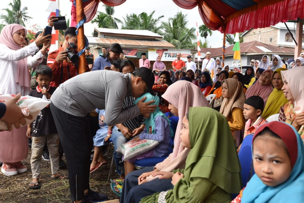 Bupati Batubara Ir H Zahir MAP menyapa warga di acara Bulan Bhakti Gotong Royong Masyarakat di Desa Bandar Sono, Kecamatan Nibung Hangus.