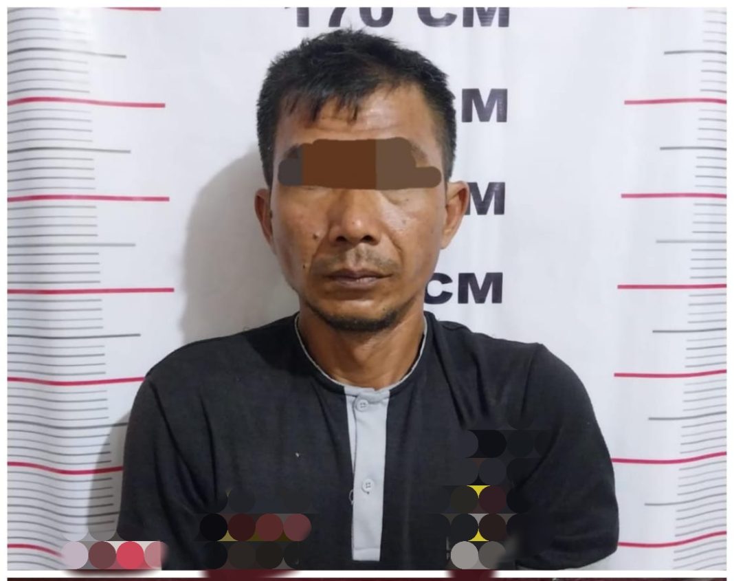 Tersangka EI ditangkap polisi dan dibawa ke Mapolsek Padang Tualang.