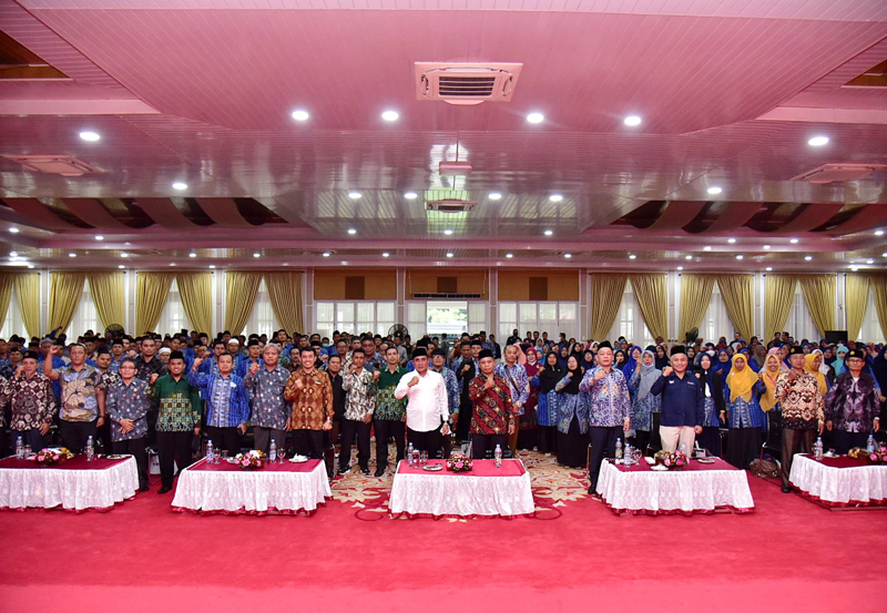 Gubernur Sumut Edy Rahmayadi foto bersama dengan lainnya usai rapat koordinasi Wilayah Majelis Pendidikan Dasar dan Menengah Pimpinan Wilayah Muhammadiyah Sumut di Aula Tengku Rizal Nurdin, Jalan Jenderal Sudirman, Nomor 41 Medan.