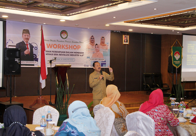 Sekda Provinsi Sumut Arief S Trinugroho saat menjadi salah satu narasumber workshop yang diselenggarakan DWP Sumut dengan tema 'Peran Perempuan Dalam mendidik Generasi di Era Revolusi Industri 4.0' yang berlangsung di Ruang Diponegoro Le Polonia Hotel, Jalan Jenderal Sudirman Medan.