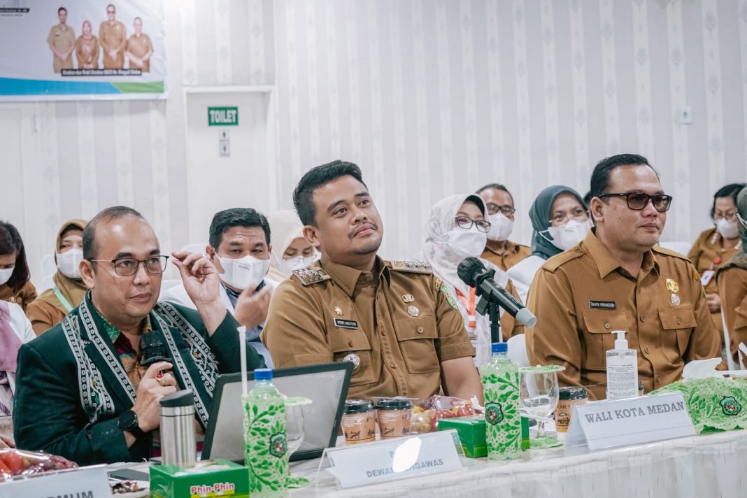 Wali Kota Medan Bobby Nasution saat menjawab pertanyaan dari Tim Surveior Survei Akreditasi Standar Kementerian Kesehatan RI di RSUD Dr Pirngadi Medan.