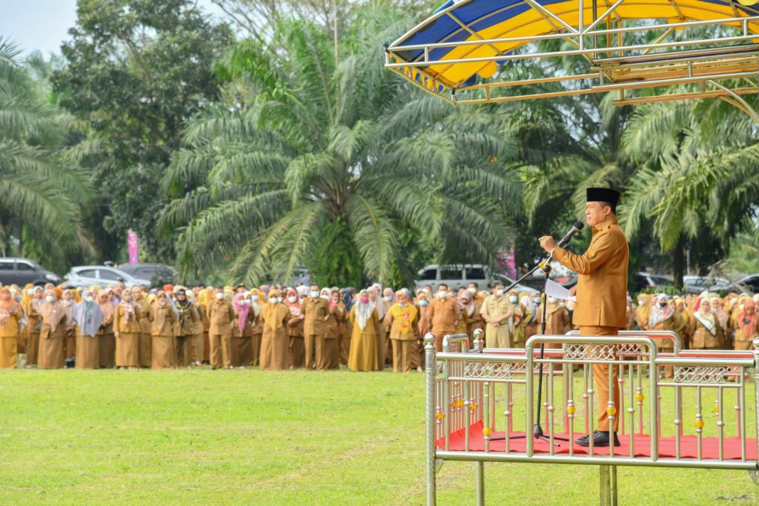 Pemkab Batubara melaksanakan apel pagi perdana untuk memulai kinerja di tahun 2023 yang digelar di Lapangan Sepak Bola Dolok Pop Estate, Kecamatan Lima Puluh.