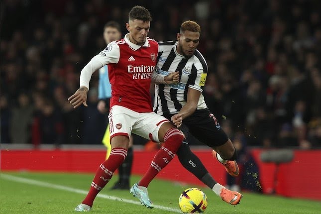 Duel yang terjadi antara bek kanan Arsenal Ben White dengan pemain sayap Newcastle, Joelinton pada pekan ke-19 Liga Inggris 2022/2023.