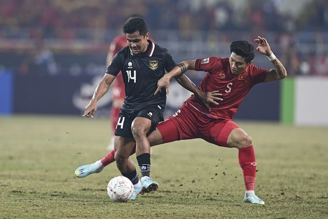 Asnawi Mangkualam berebut bola dengan Doan Van Hau di laga Vietnam vs Indonesia di leg kedua semifinal Piala AFF 2022 di M Dinh Stadium.