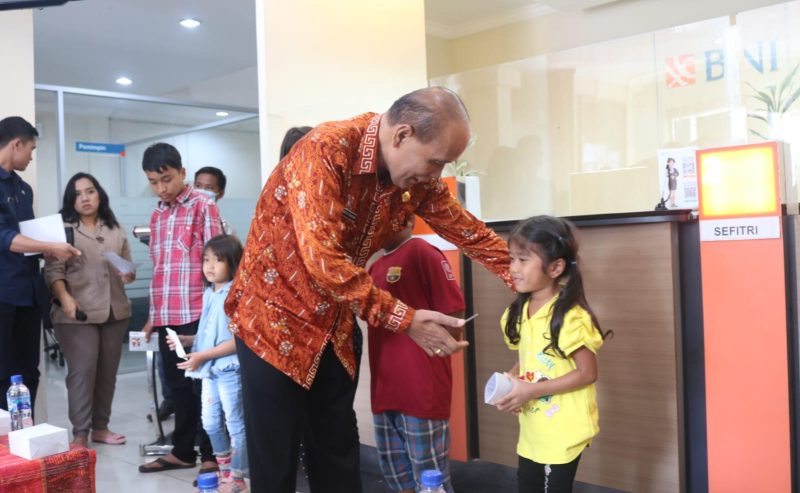 Bantuan sosial atensi terhadap anak yatim, piatu dan yatim piatu diserahkan langsung Wakil Bupati Samosir Martua Sitanggang secara simbolis di Kantor Cabang BNI Pangururan.