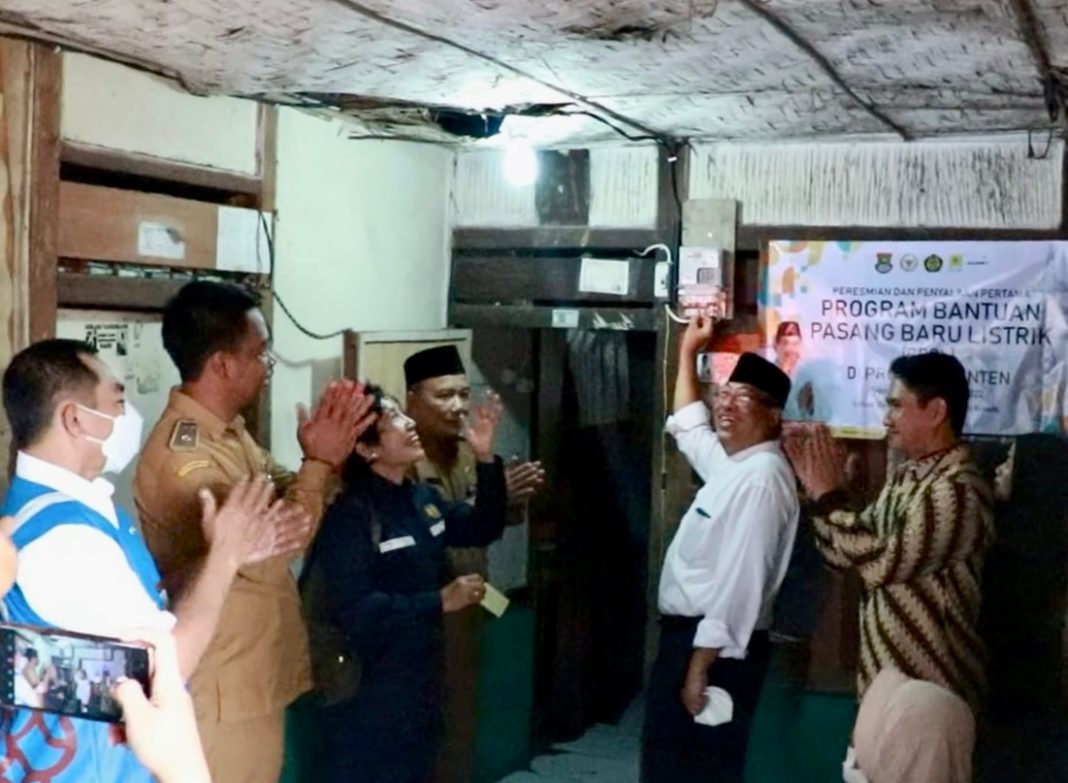 Petugas PLN memasang dan merampungkan tugas penyaluran Bantuan Pasang Baru Listrik dari pemerintah.