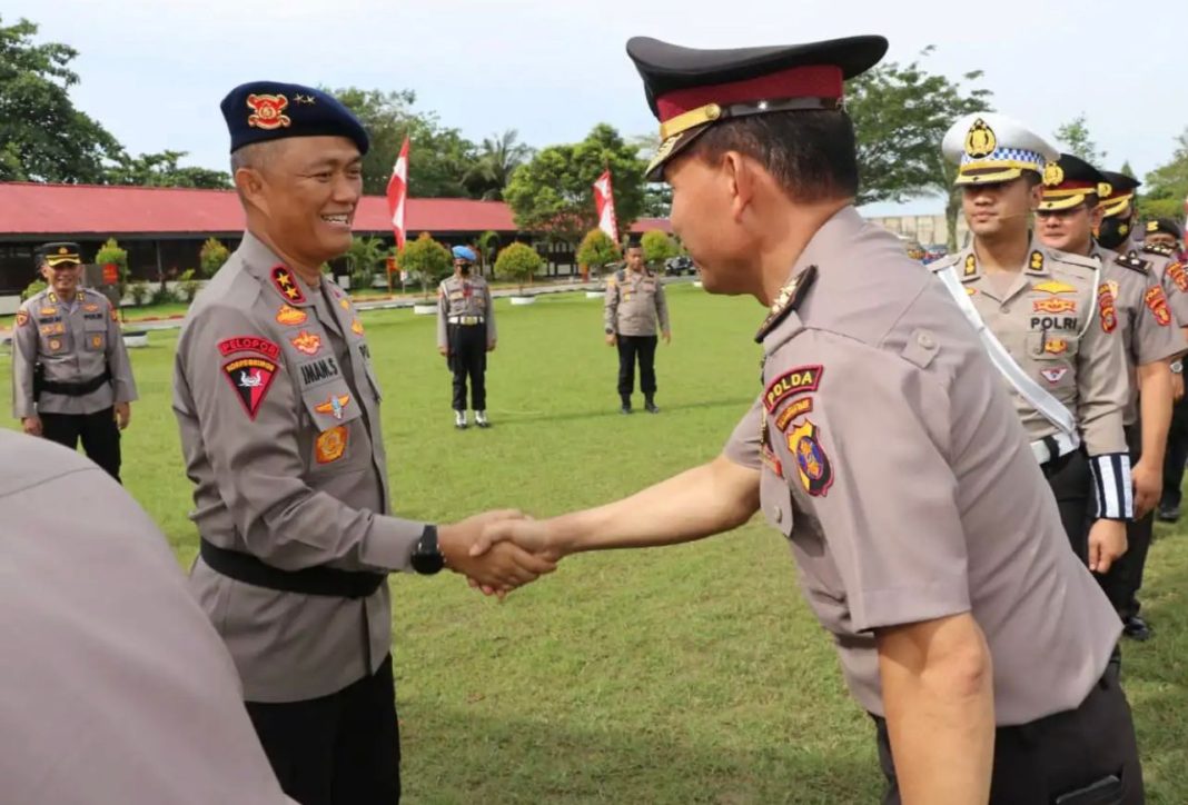 Kapolda Kaltim Irjen Pol Drs Imam Sugianto MSi menyalami personel di Lapangan M Yamin Brimob Polda Kaltim.