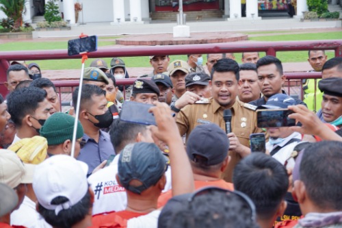 Wali Kota Medan Bobby Nasution menerima aksi damai puluhan pengemudi betor yang tergabung dalam Dewan Pimpinan Pusat Solidaritas Angkutan Transportasi Umum Becak Bermotor di depan Balai Kota Medan.