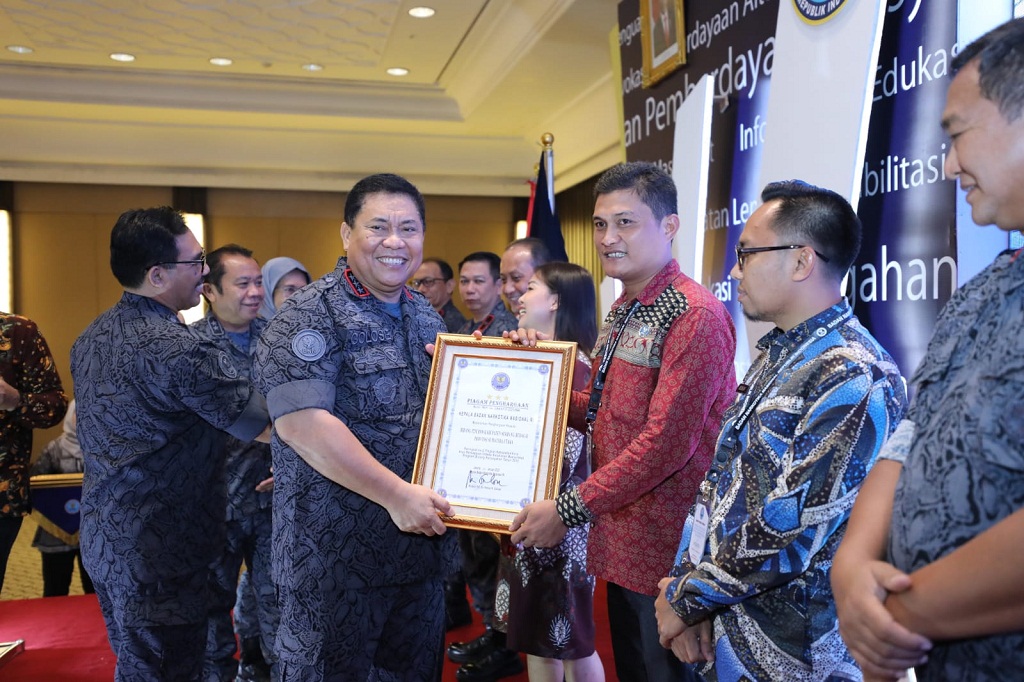 Penghargaan tersebut diserahkan langsung Kepala BNN RI Komjen Pol Dr Petrus Reinhard Golose kepada Kepala BNN Kabupaten Sergai diwakili Penyuluh Narkoba Ahli Muda Henri Liranto Petrus Sihombing SE yang berlangsung di Surabaya, Jawa Timur, Kamis-Jumat 26-27 Januari 2023.