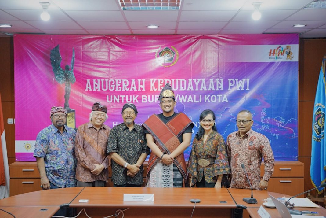 Wali Kota Medan Bobby Nasution menerima Anugerah Kebudayaan PWI Pusat, setelah salah satu programnya di bidang sandang dipresentasikan di hadapan dewan juri di Kantor PWI Pusat, Jalan Kebon Sirih, Jakarta Pusat.